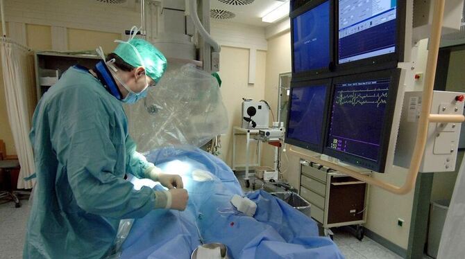 Ein Patient wird im Herzkatheter-Labor der Universität Tübingen untersucht.