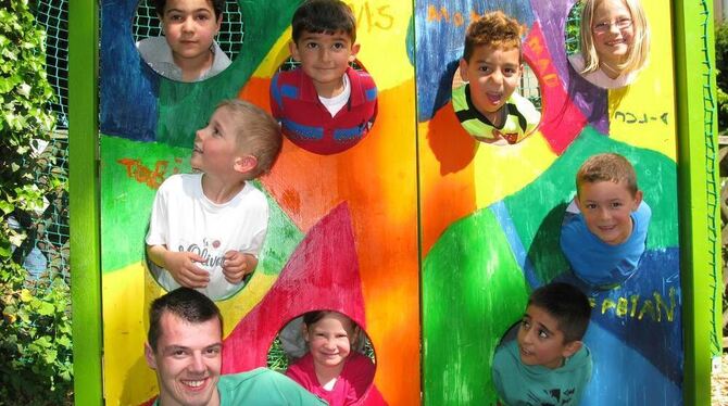 Christopher Jochens liegt »seinen« Kindern im Schlosspark-Kindergarten zu Füßen.  GEA-FOTO: SAUTTER