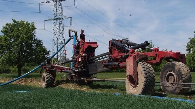 Dieses Maschinen-Ungetüm verlegte die neue Trinkwasserleitung zwischen Rübgarten und dem Furtweg in Gniebel.  FOTO: SANDER