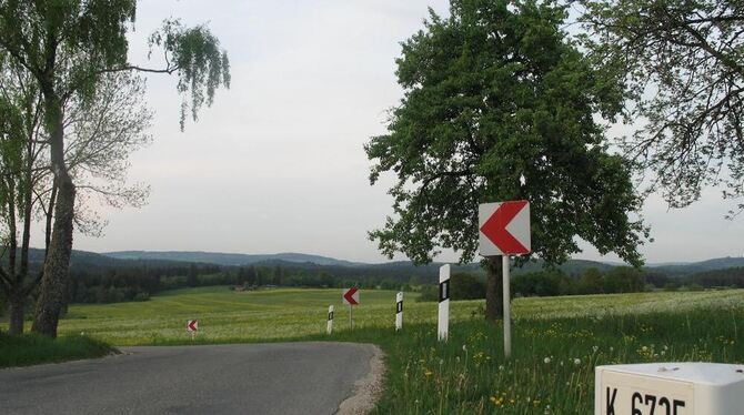 Schöne Landschaft, schlechte Straße: die K 6735 gleich hinter Ödenwaldstetten. GEA-FOTO: DEWALD