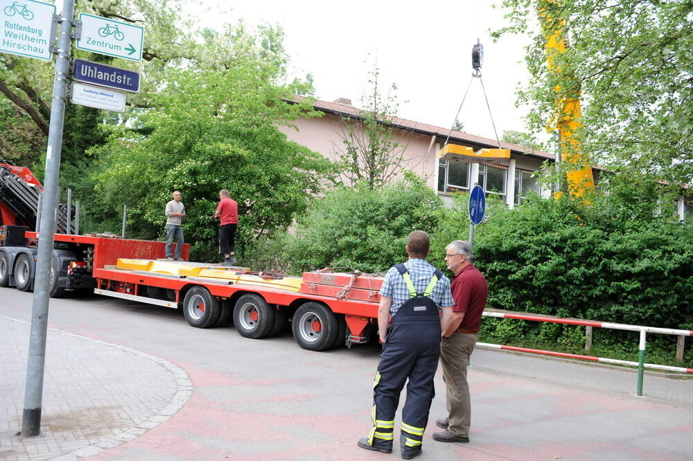 Kran zieht Baumaschine aus dem Neckar