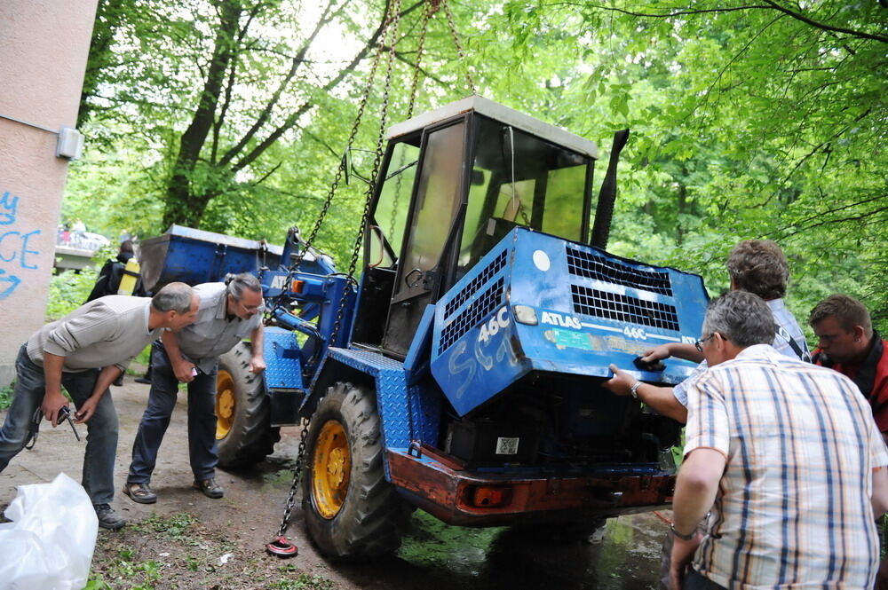 Kran zieht Baumaschine aus dem Neckar