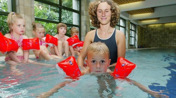 Kinderschwimmkurse haben Zulauf. Auch bei der Kindersportschule in Pliezhausen ist die Nachfrage immens.  FOTO: DPA