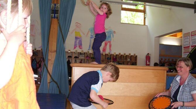 Keine Angst vor Turngeräten: Im Bruckbergkindergarten ist Bewegung angesagt, sagt Sabine Beck (rechts).  GEA-FOTO: BARAL