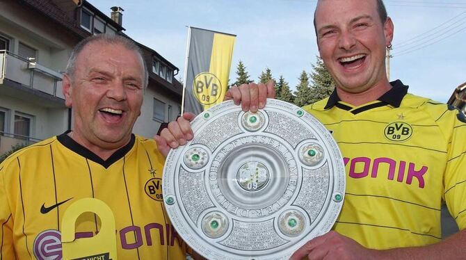 Roland Trost und sein Sohn Alexander mit einem Duplikat der Meisterschale. FOTO: BAIER