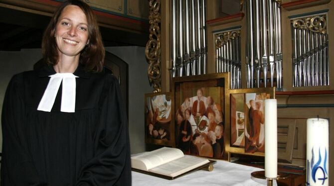 Simone Heideker-Stefani vor »ihrem« Altar in der Nikolauskirche Ödenwaldstetten. FOTO: LPT