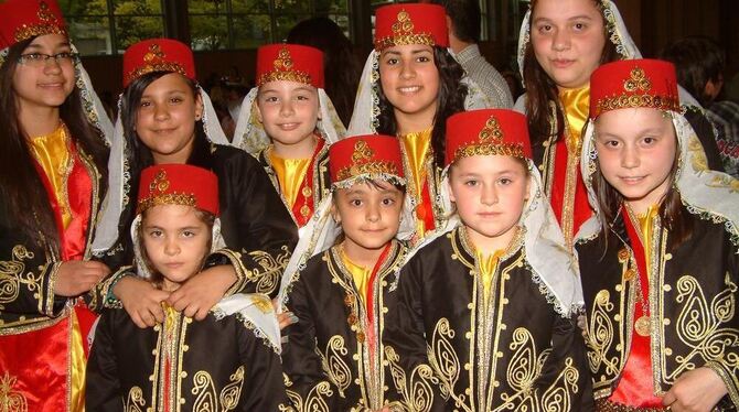 Junge Türken ganz traditionell - auch das gehörte zum bunten Programm beim internationalen Kinderfest in Lichtenstein. FOTO: KAB