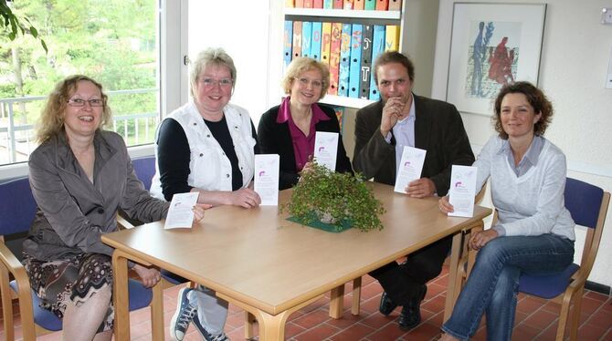 Machen gemeinsame Sache: (von links) Andrea Vogel, Monika Bernhardt, Gabriele Beier, Martin Mohr und Simone Neu-Wagner. FOTO: HA