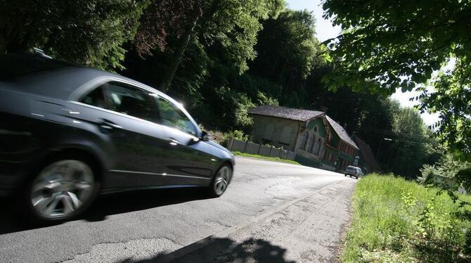 Spätestens am Jägerhaus (im Hintergrund) geben die Fahrer, die von Bad Urach Richtung Münsingen fahren, Gas. Damit ist im kommen