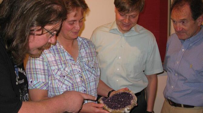 Steffen und Helma Hinger zeigen Peter Nußbaum und Bernd Schönwälder (von links) einen Amethyst aus ihrer Sammlung.  FOTO: SAUTTE