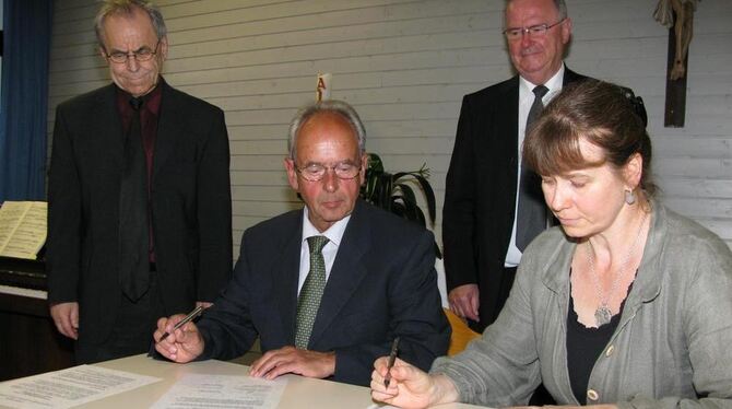 Stiftungsgründung im Augustin-Bea-Haus (von links) mit Dekan Robert Widmann, Rolf Seeger und Monsignore Kilian Nuß von der Bisch