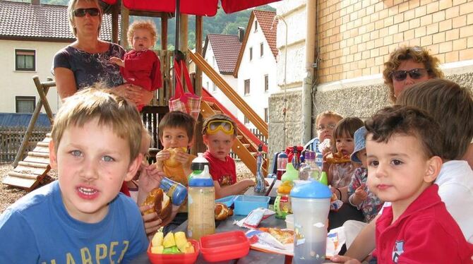 Alle an einem Tisch: Bei Sonnenschein bietet sich der Garten der Kinderinsel nicht nur zum Spielen an. GEA-FOTO: SAUTTER