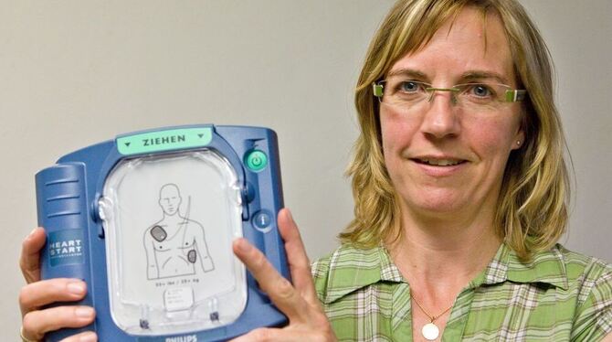 Angela Müllerschön von Tuhaki zeigt den Laien-Defibrillator. »Wenn wir ihn nur einmal brauchen, hat er sich bezahlt gemacht«, sa