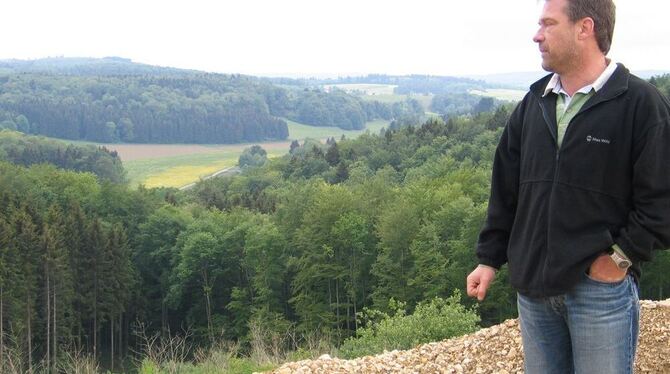 Geschäftsbereichsleiter Christian Bilder auf der von Wald umgebenen Deponie »Kohl«.