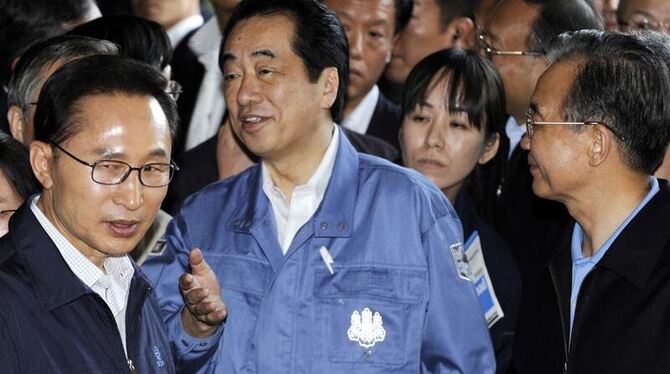 Besuch in der Katastrophenregion: Japans Premier Naoto Kan (M), Südkoreas Präsident Lee Myung-Bak (l) und Chinas Premier Wen