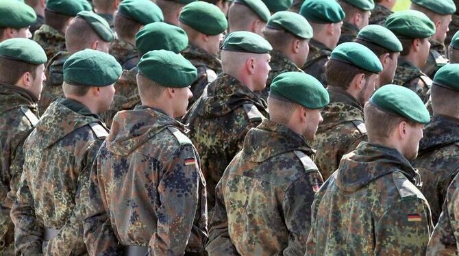 Die Bundesagentur für Arbeit und die Bundeswehr wollen beim Personalabbau zusammenarbeiten.