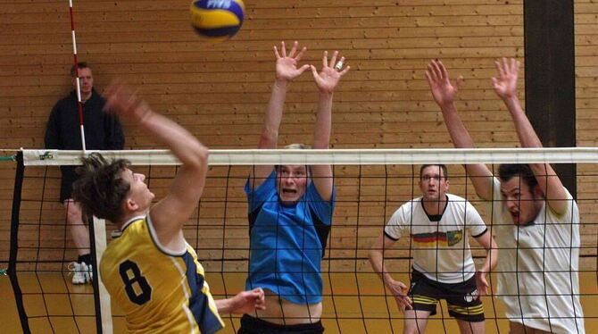 Packende Kämpfe beim Endspiel des 24-Stunden-Turniers in Kleinengstingen. Die Volleyball-Teams kommen aber nicht nur wegen des S