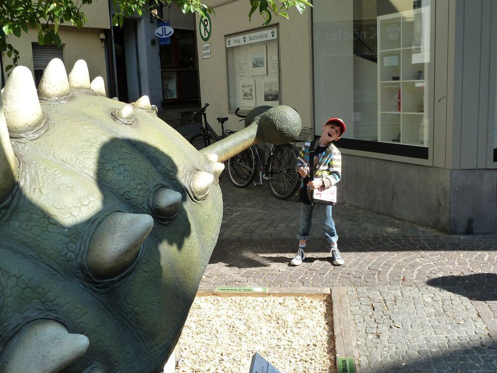 Tim (8 Jahre) war mit seinem Opa Hans-Jürgen Bader auf Dinojagd. Hier beim Euoplocephalus.