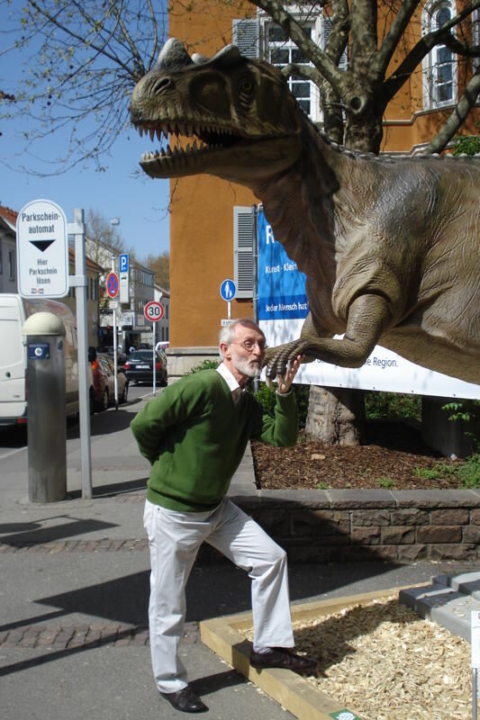 Wolfgang Schneck beim Handkuss mit Ceratosaurus. FOTO: GALSTER