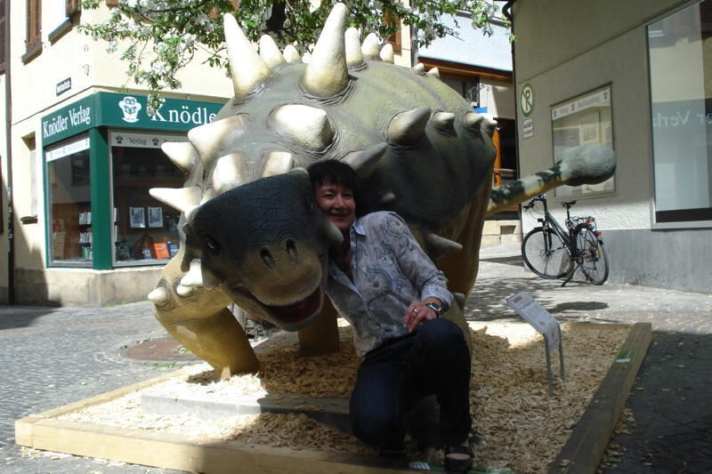 Petra Vöhringer schmust mit Euoplocephalus. FOTO: GALSTER