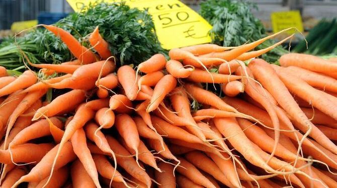 Ungewaschenes Obst und Gemüse könnte nach Ansicht von Experten die Quelle für die Erreger sein - auch rohes Fleisch oder Rohm