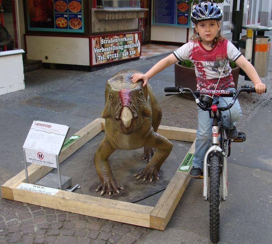 Ein alter Dino und die Moderne Zeit und Jugend von heute. FOTO: KÖNIGSTOFER