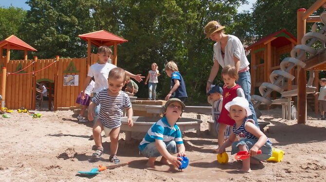 Ob an der Wasserspielanlage, auf der Holzburg oder in der Hängematte: Kinder jeden Alters haben auf dem Spielplatz in der Pomologie ihren Spaß.