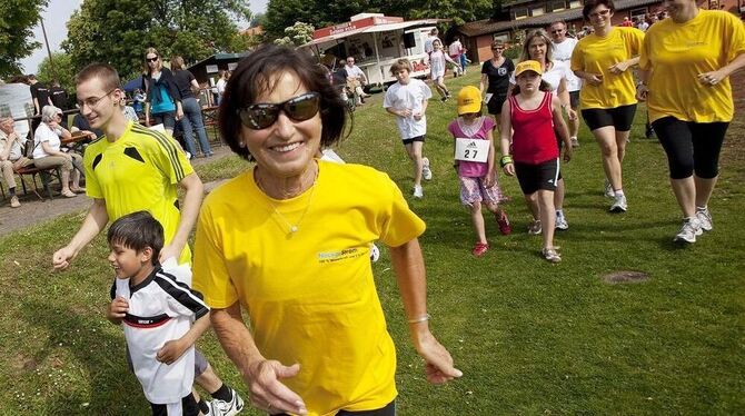 Fast sechstausend Runden bringen Geld für soziale Einrichtungen und Vereine: Charitylauf in Eningen. FOTO: ZAWADIL