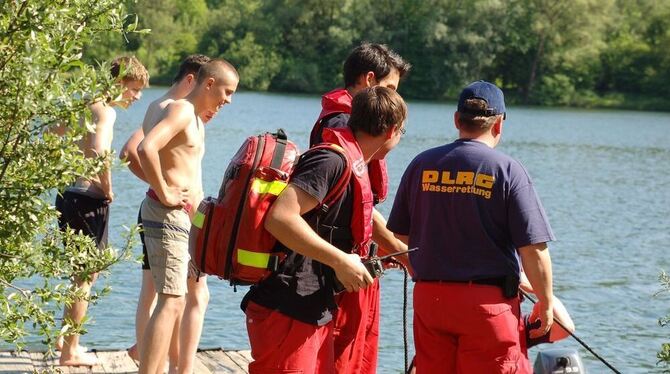 Für den Notfall bereit: DLRG-Helfer am Kirchentellinsfurter Baggersee.