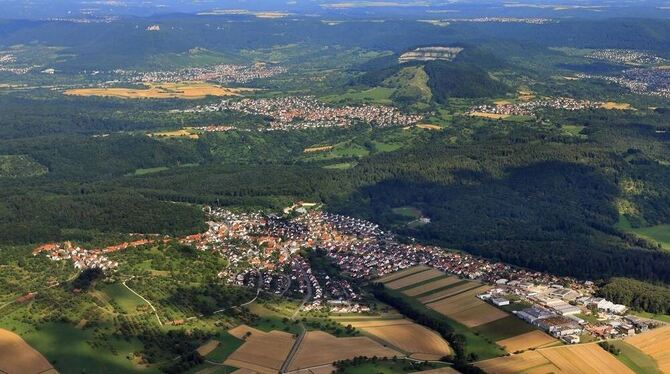 Einen weiten Blick bietet das Luftbild: Grafenberg - im Vordergrund - Riederich, Bempflingen und Großbettlingen blicken über den