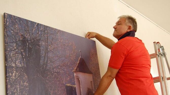 Jelenko Rastic beim Aufhängen seiner Fotografien im Trochtelfinger Rathaus.