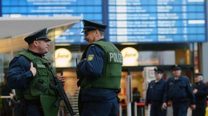 Polizeibeamte sichern einen Bahnhof. Noch gibt es über die Verlängerung der Anti-Terror-Gesetze keine Einigung.