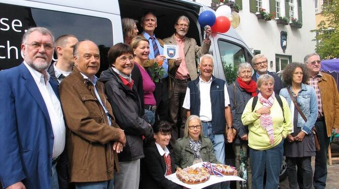 Ein Teil des Fahrerteams bei der Übergabe des Bürgerbusses auf dem Wochenmarkt. GEA-FOTO: SCHEIB