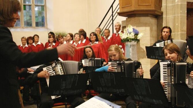 Akkordeon-Ensemble und »Gospeltrain« beim Konzert in der Martinskirche.