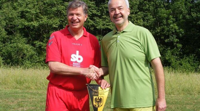 Die Landräte Heinz Eininger (Esslingen) und Thomas Reumann (Reutlingen) kurz vor dem Anpfiff des Biosphären-Kicks auf dem Bolzpl