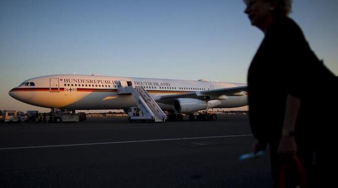 Mitglieder der Reisedelegation auf dem Weg zum Regierungsflugzeug »Konrad Adenauer«.