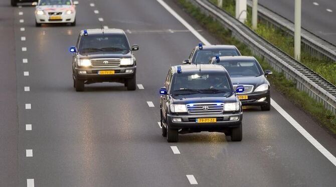 Ein Konvoi mit Ratko Mladic auf dem Weg ins Gefängnis in Den Haag.