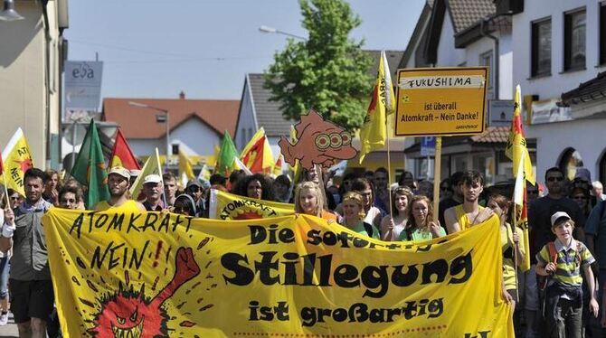 Demonstration in der Innenstadt von Biblis: Die vom Ausstieg betroffenen Kommunen müssen mit hohen Einnahmeverlusten rechnen