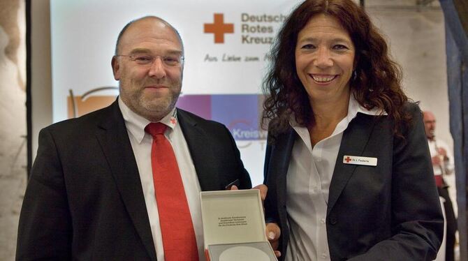 Bruno Gross und Lisa Federle haben die Henry-Dunant-Plakette erhalten.  FOTO: SCHREIER