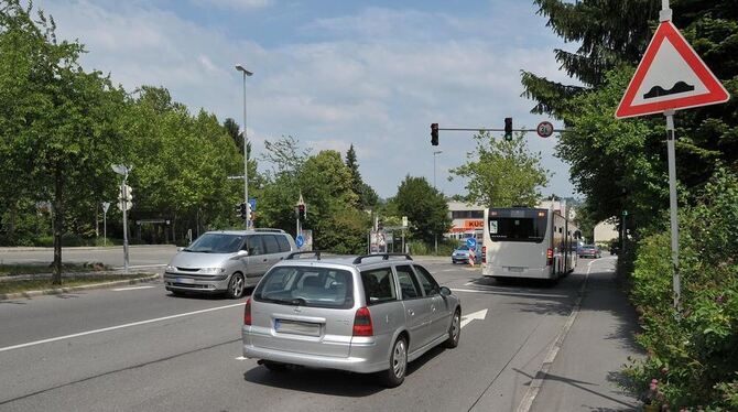 Nicht glatt gegangen: Die sanierte Jettenburger Straße muss wegen Absenkungen repariert werden. FOTO: NIETHAMMER