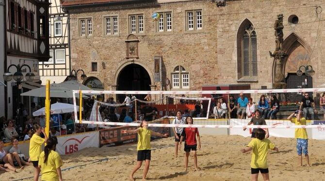 Vor wohl bekannter, aber für Beachvolleyballer ungewohnter Kulisse begann gestern das Reutlinger Beachvolleyball-Turnier auf dem