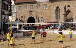 Vor wohl bekannter, aber für Beachvolleyballer ungewohnter Kulisse begann gestern das Reutlinger Beachvolleyball-Turnier auf dem