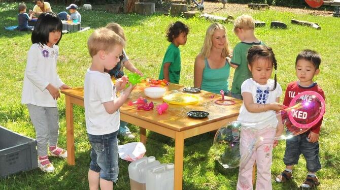 Experimente unter freiem Himmel: Der große Kita-Garten ist ein grünes Kinderzimmer. GEA-FOTO: MEYER