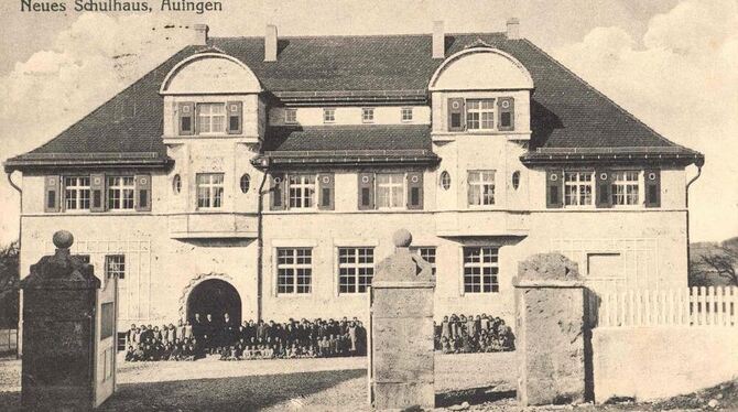 Auingens Schulhaus - von seiner Schokoladenseite her betrachtet - bei der Einweihung 1911. FOTO: STADTARCHIV MÜNSINGEN