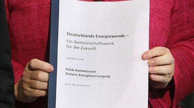 In den Händen von Kanzlerin Merkel: Der Bericht der Ehtik-Kommission »Sichere Energieversorgung« zum Atomausstieg.