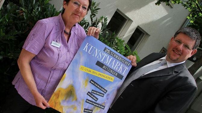 Ilona Sahm und Dr. Ulrich Fiedler mit dem Plakat des Jubiläumsmarktes. FOTO: KOZJEK