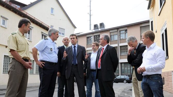 Beeindruckt von der Polizei als »Helfer bei der Energiewende«: Minister Nils Schmid (vierter von links) vor dem mit Kollektoren