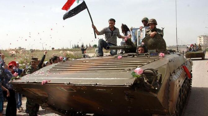 Ein syrischer Panzer beim Abzug aus der Stadt Daraa.