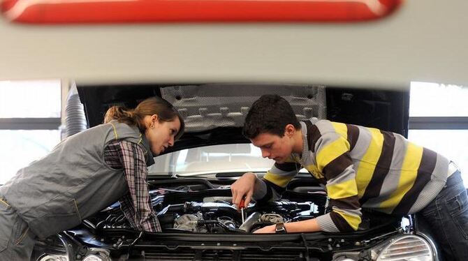 Zwei Auszubildende im Kfz-Handwerk in der Werkstatt: Bundeskanzlerin fordert von den Unternehmen jungen Menschen eine gute Pe