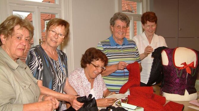 Team der »Nähfrauen« (von links): Elsbeth Müller, Babette Kletetschka, Ingrid Rieg, Hildegard List, Dorothea Brenner.  FOTO: KAB